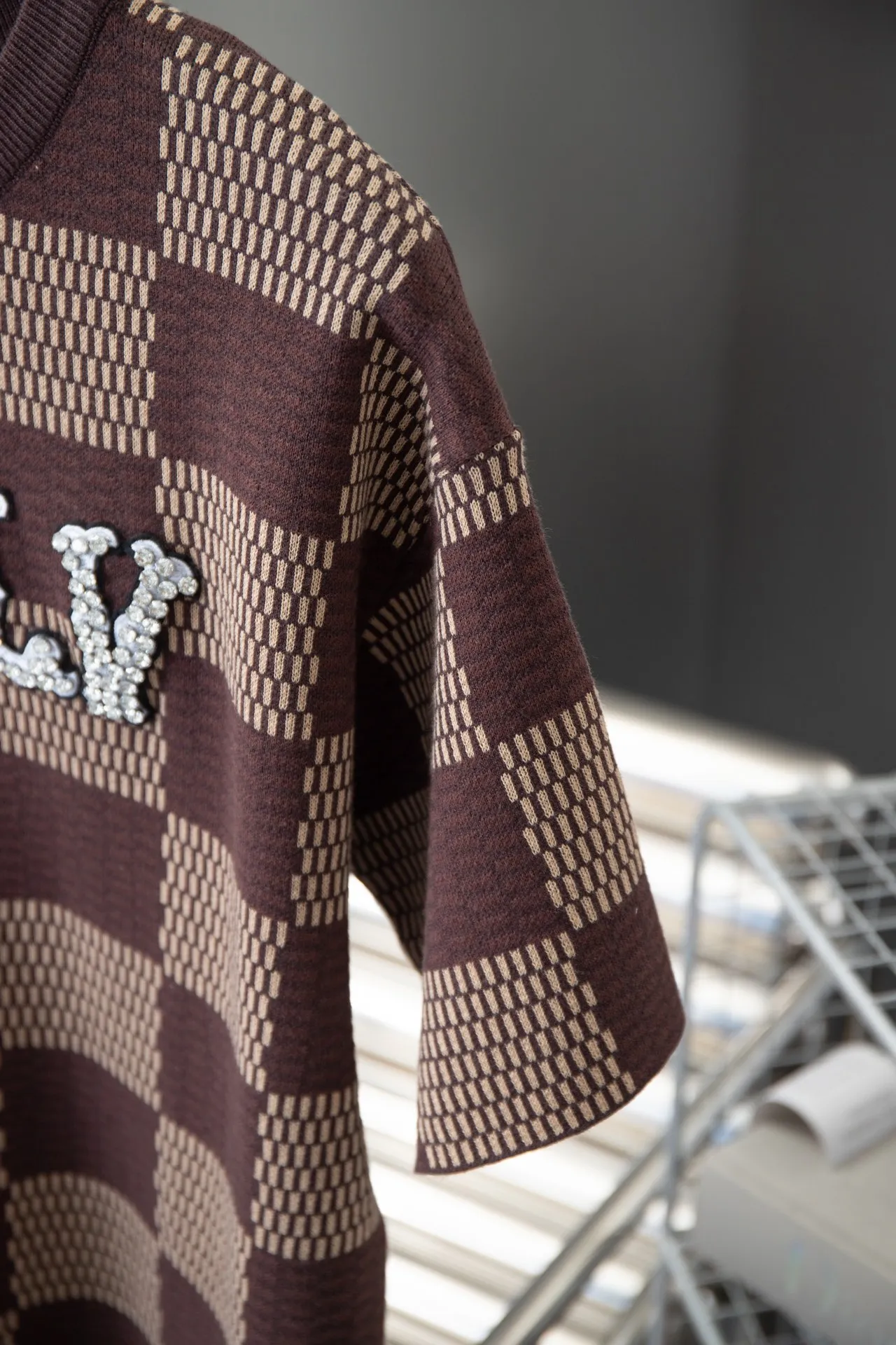 🅿️220 LV Louis 25ss spring and summer new Fei Dong conference super heavy-duty Swarovski rhinestone embroidered brand logo letter half-sleeved woolen fabric, customized super flash eight-claw diamonds, simple and elegant, classic, made of combed cotton yarn knitted cotton fabric, pure cotton high-weight special yarn, weighing it up feels full of weight, and the upper body is more textured than ordinary T-shirts. This texture can cope with the weather easily, suitable for both hot and cold! The pattern on the chest adopts three-dimensional wool hanging technology, and is perfectly produced stitch by stitch with reference to the original version! The loose fit design allows petite girls to wear it so that the lower body is missing, making them look taller and slimmer! Size: S-XL
